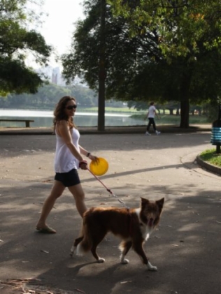 Ana Elisa, grávida de cinco meses, passeia com o Gnhocchi no parque do Ibirapuera