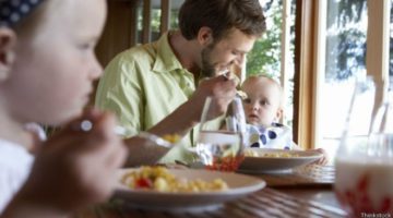 Para pesquisadores, oferecer sopas de vegetais é melhor do que dar produto à base de arroz para bebês, como fazem os britânicos (Foto: Thinkstock/BBC)